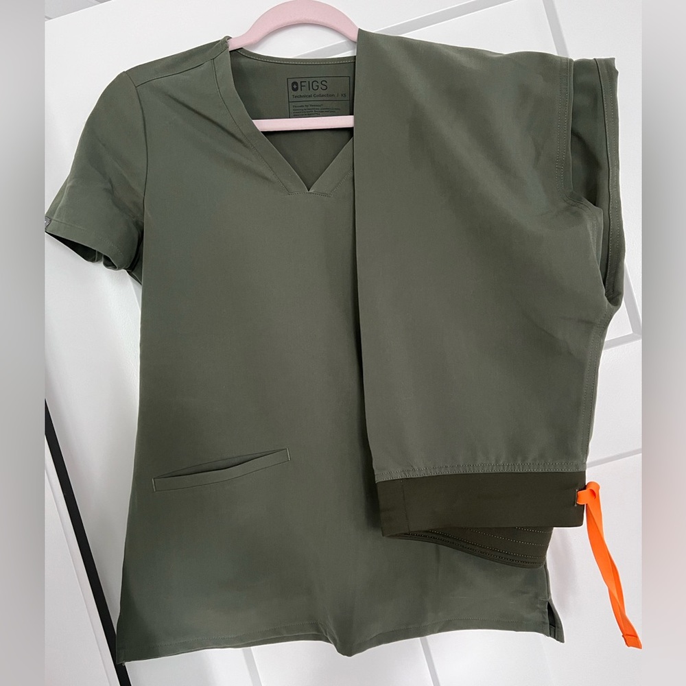 Figs scrubs Moss green Casma top - Livingston bottom